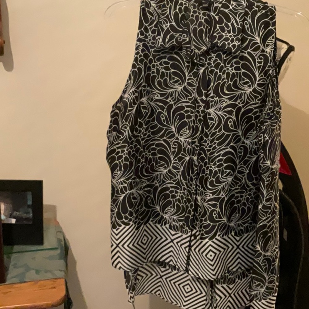 Sleeveless tunic.
